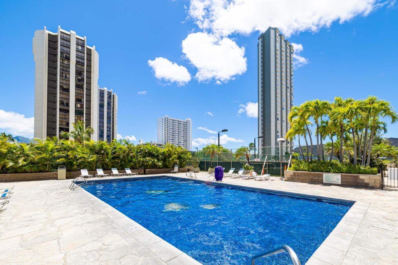 Newly Renovated 2 Bedroom Condo, 1 Block To Waikiki Beach, Free Parking Гонолулу Экстерьер фото