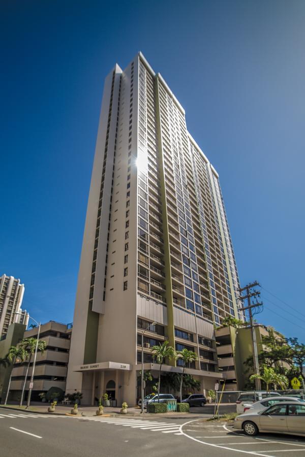 Newly Renovated 2 Bedroom Condo, 1 Block To Waikiki Beach, Free Parking Гонолулу Экстерьер фото